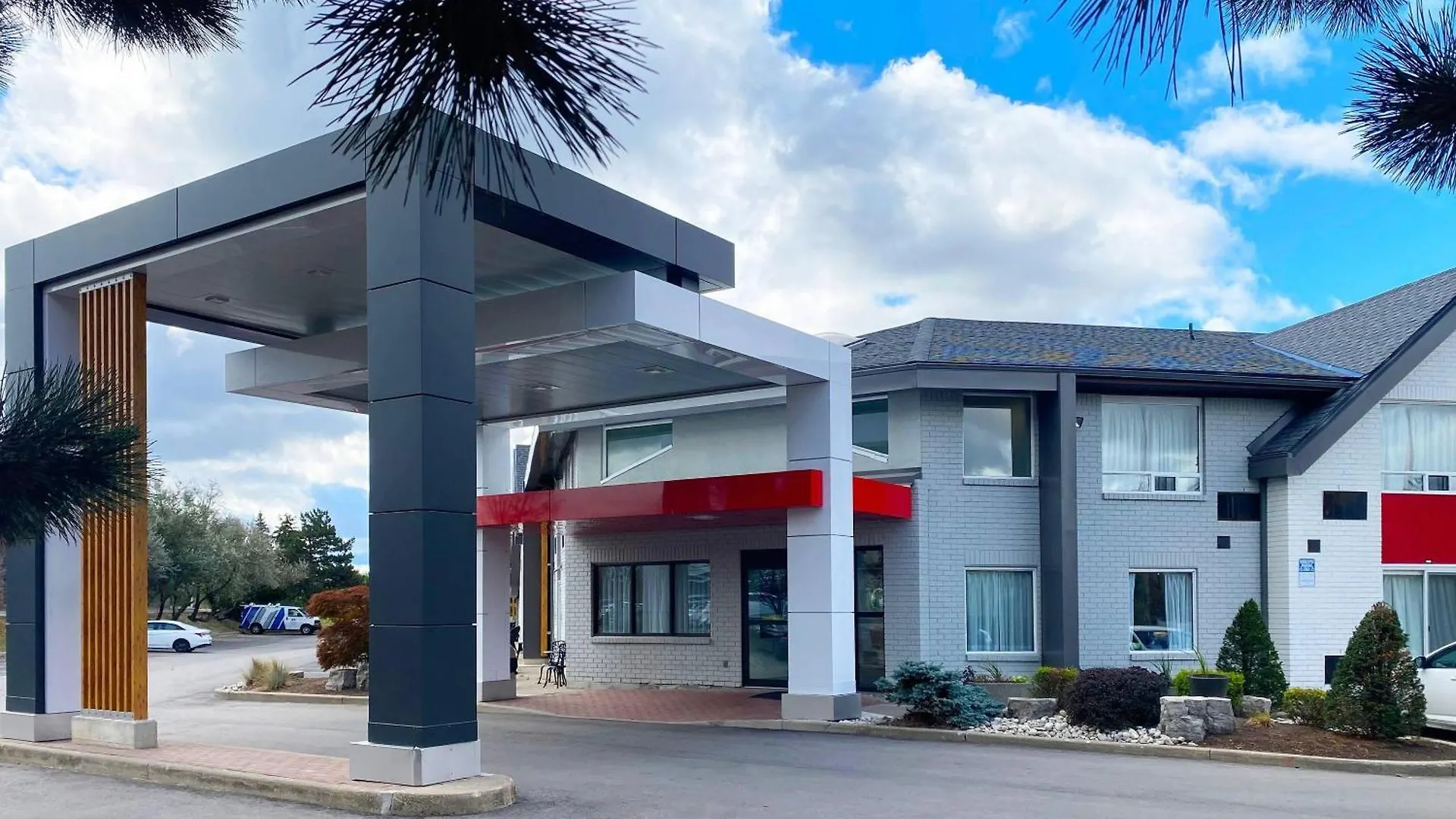 Staying In Ontario: 12 Airport Hotels Ranked & Compared