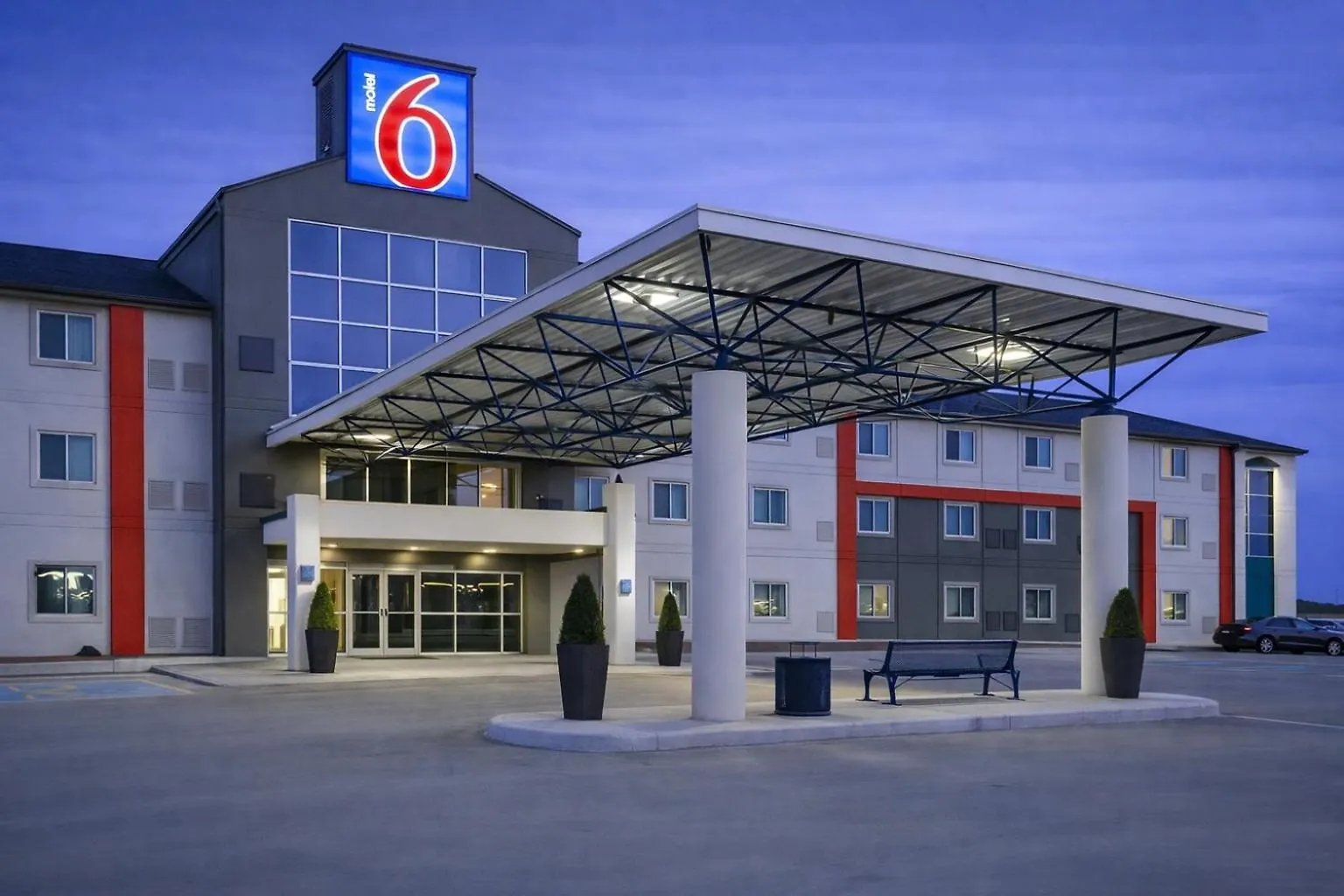 Staying Near Museum of Natural Sciences: 6 Airport Hotels Compared