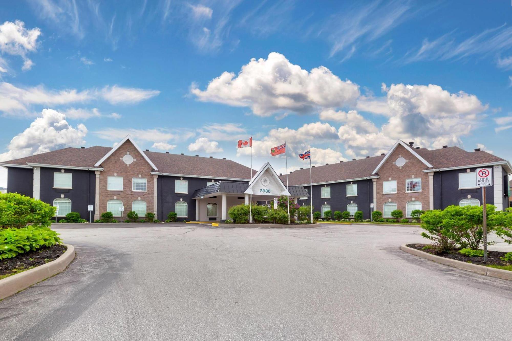 4 Smart Golf Hotels Near Absolute World Towers Worth Booking