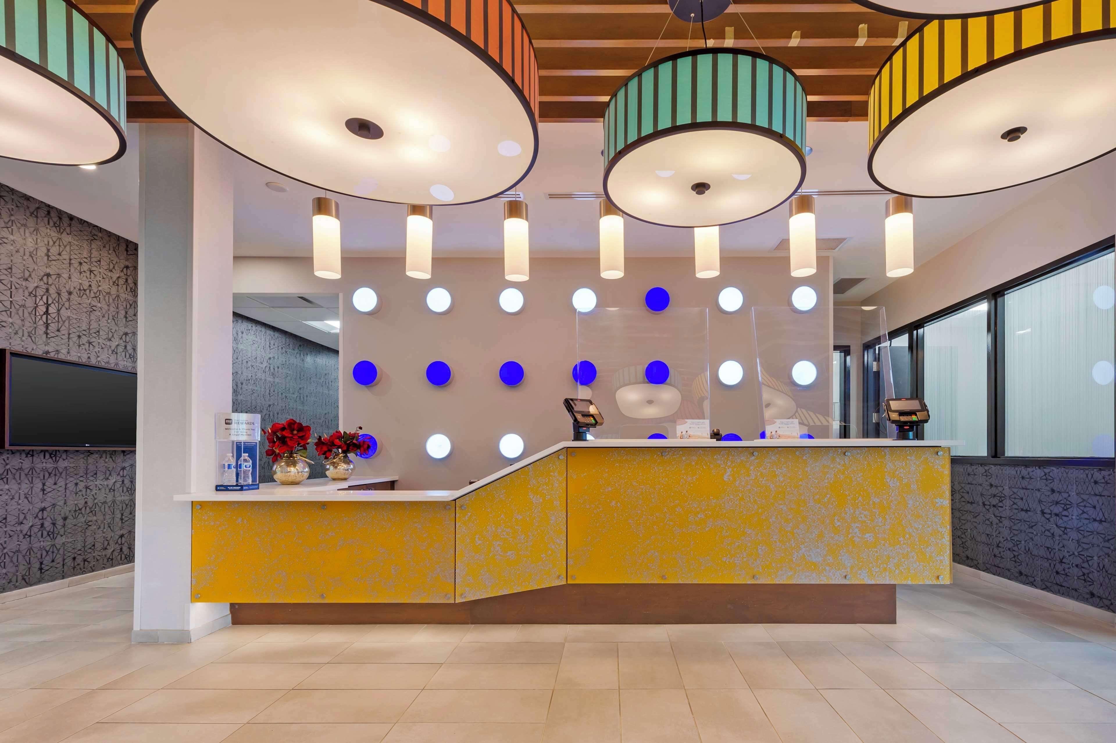 Staying Near Bayshore Shopping Centre: 4 Business Hotels Compared