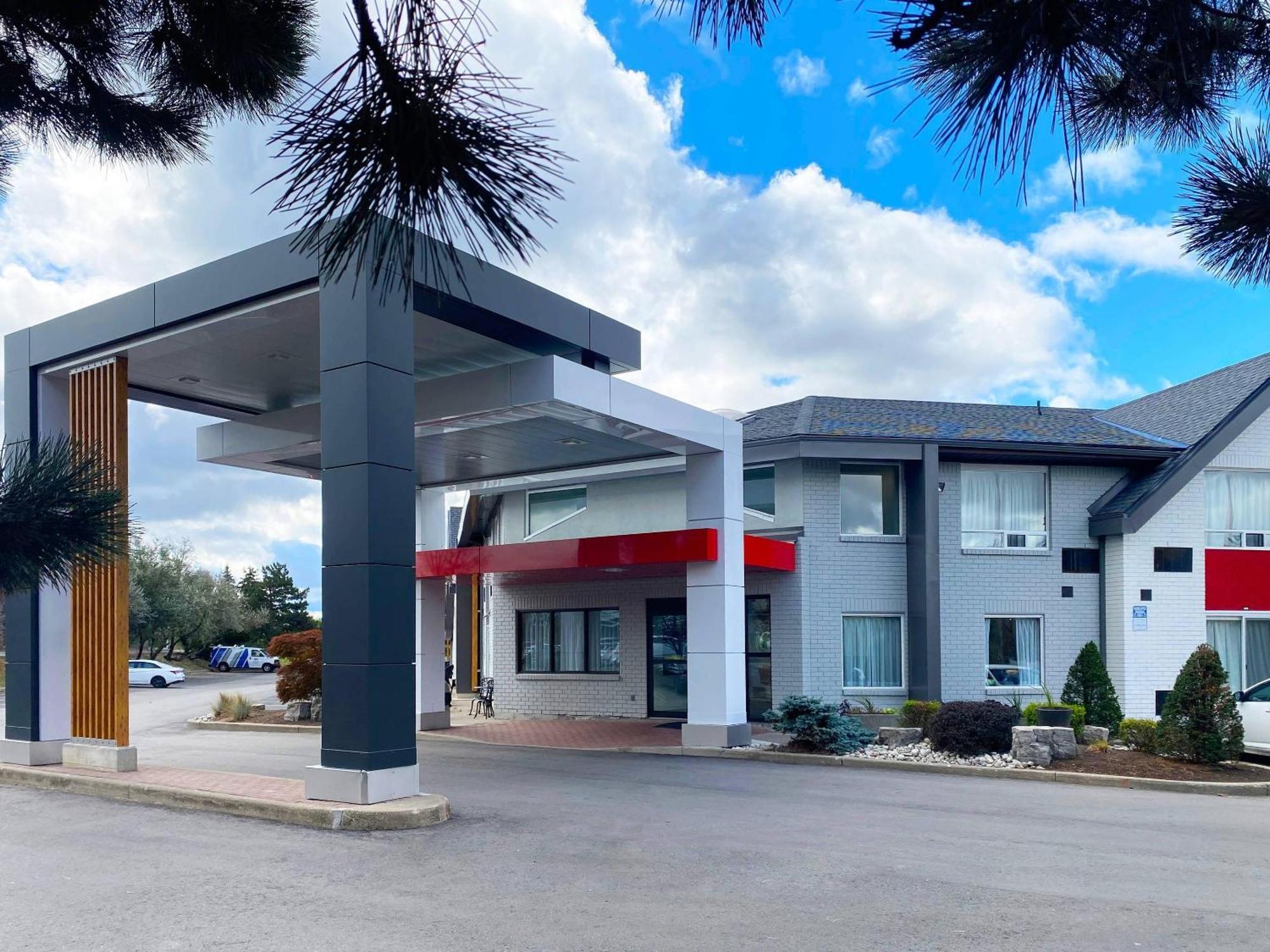 Staying In Ontario: 12 Airport Hotels Ranked & Compared