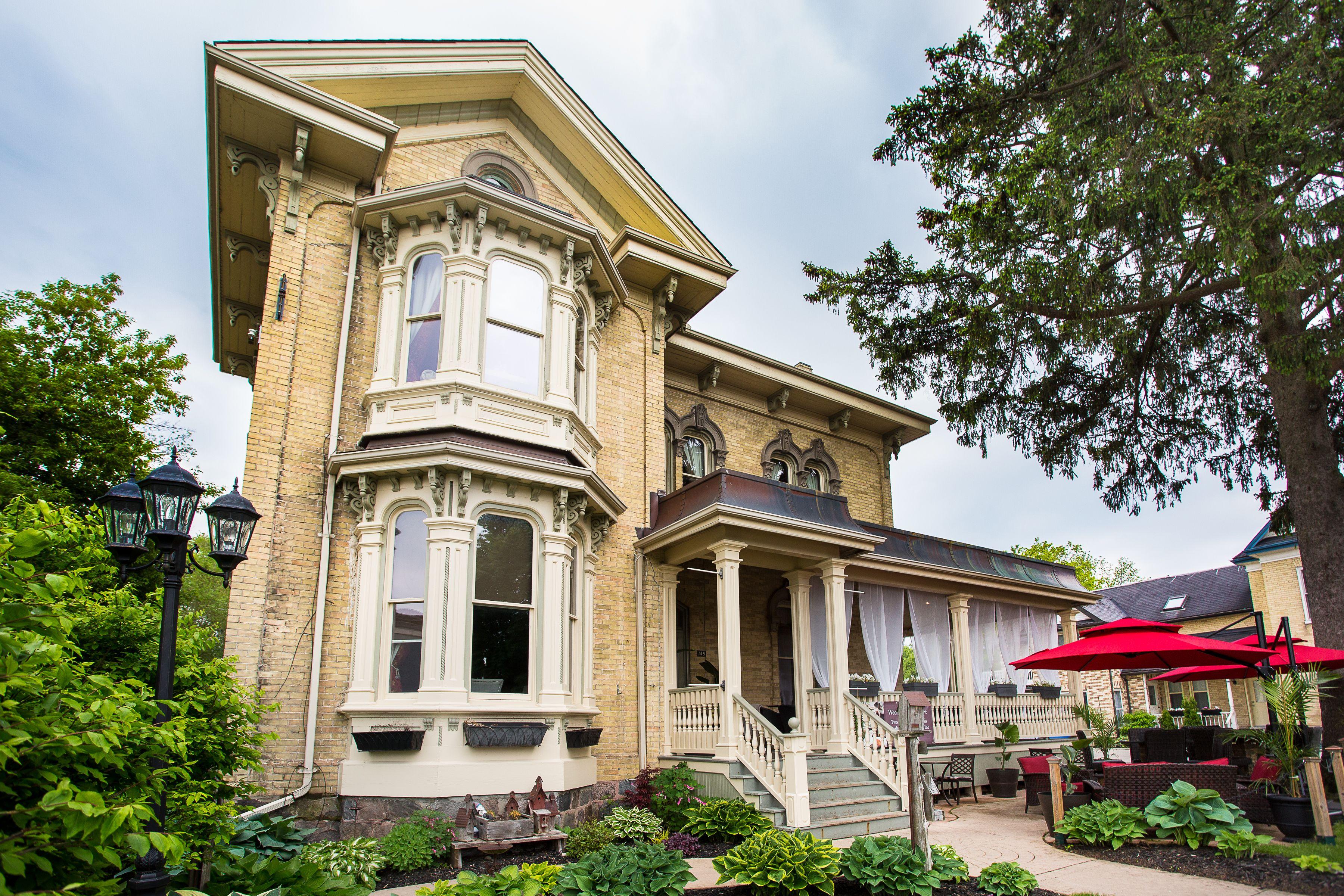 Staying In Southeastern Ontario: 15 Central Hotels Compared