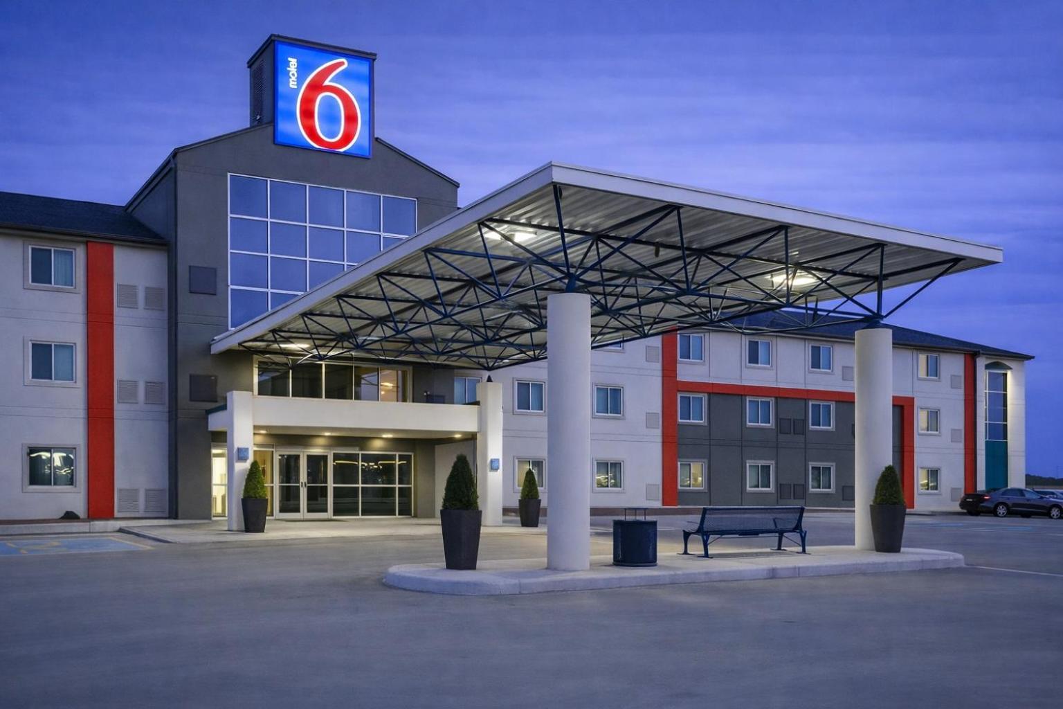 Staying Near Museum of Natural Sciences: 6 Airport Hotels Compared